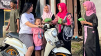 Lajnah Imaillah Ciaruteun Kompak  Beri Takjil ke Pengguna Jalan Jelang Azan Maghrib