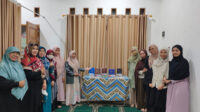 Himpunan Mahasiswi Ahmadiyah Cianjur Gelar Pameran Al-Quran, Menunggu Waktu Berbuka Puasa