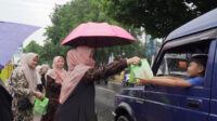 Lajnah Imaillah Manislor Bagikan 300 Paket Takjil ke Masyarakat di Tengah Guyuran Hujan