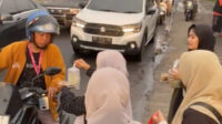 Lajnah Imaillah Mataram Bagikan 100 Bungkus Tajil Gratis ke Pengguna Jalan