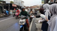 Lajnah Imaillah dan Khudammul Ahmadiyah Singaparna Kolaborasi Bagikan Takjil