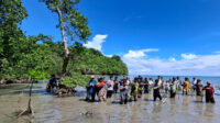 Jemaat Ahmadiyah Konsel Kolaborasi dengan YBLI, Tanam Mangrove dan Bersihkan Pantai