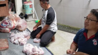 Tak hanya Anggota, Jemaat Ahmadiyah Sindangbarang Turut Serahkan Daging Kurban ke Tokoh Masyarakat