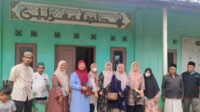 Lajnah Imaillah Kemang Rabtah ke Ponpes Hidayatul Muqorrobin, Serahkan Bibit Pohon Durian