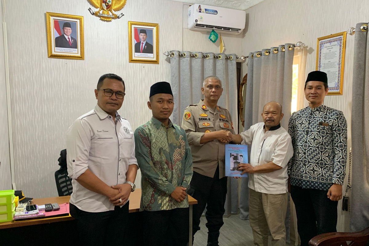 Pengurus dan Mubaligh Jemaat Ahmadiyah Pontianak bersilaturahmi ke Markas Polsekta Pontianak
