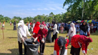 Kekompakkan Anggota Jemaat Ahmadiyah Tanjung Medan Bersih-Bersih Lapangan Upacara
