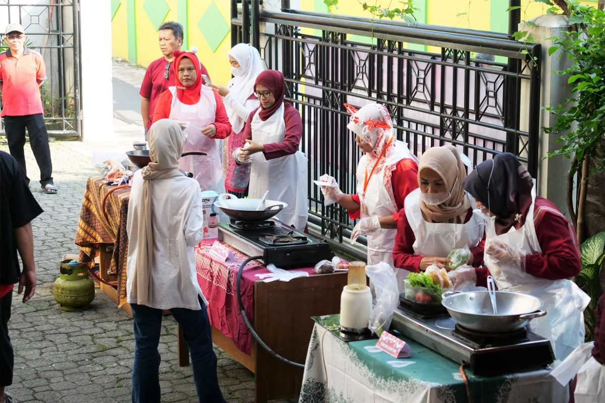 16 peserta dari ibu-ibu warga RT 001 RW 001 dan Lajnah Imaillah Masjid Al-Hidayah meramaikan lomba masak nasi goreng dalam rangka perayaan HUT ke-80 Kemerdekaan Republik Indonesia.