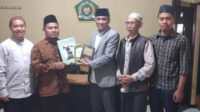 Pererat Hubungan, Jemaat Ahmadiyah Tambun Berikan Buku saat Silaturahmi ke Kepala KUA