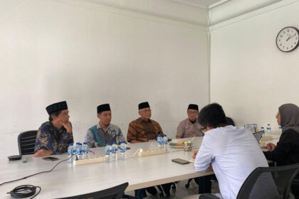 Amir Nasional Jemaat Ahmadiyah Indonesia saat menyambangi redaksi Tirto