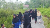 Pepohonan  Payungi Anggota Jemaat Ahmadiyah Balaigana yang Jalan Sehat  Menuju Tasyakur