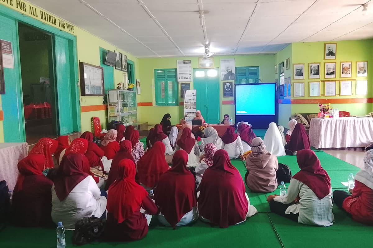 Mugab dan Porda Lajnah Imaillah Jateng 04 berlangsung meriah dengan tarbiyat, kreasi sayur buah, hingga lomba jasmani yang mempererat ukhuwah dan kreativitas anggota.
