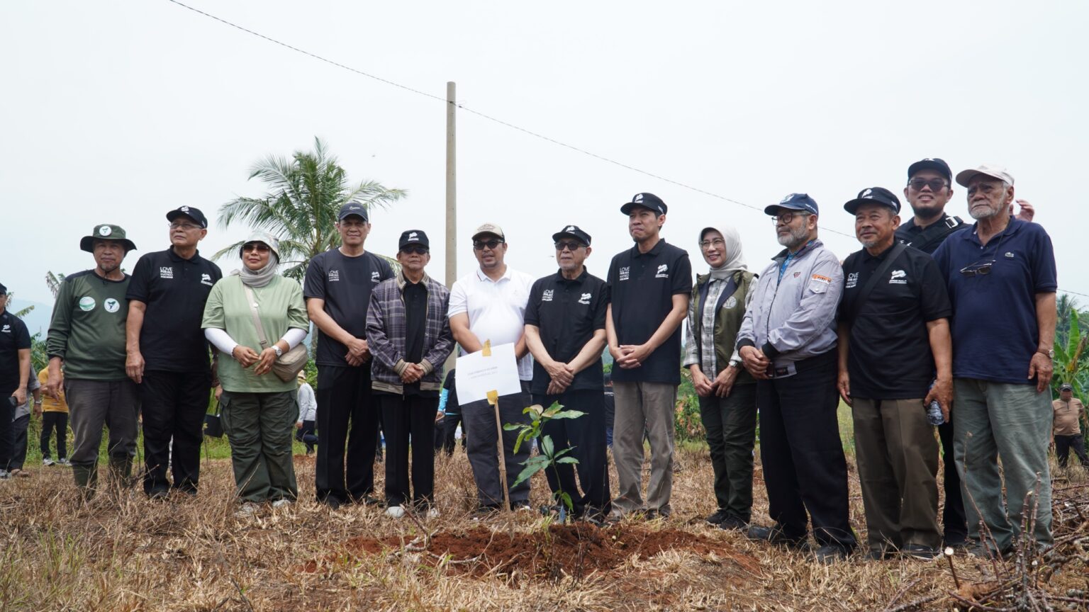 Kick-off kegiatan penanaman pohon pertama Amir Nasional bersama Nurul Iftitah, S.Hut., M.Si., Direktur PEPDAS; Heru Permana, S.Hut., MT., MA., Kepala BPDAS Citarum Ciliwung; Wawan Setiawan dari Yayasan ALAS; dan Ilma Sovri Yanti Ilyas dari Indonesian Conference on Religion and Peace.