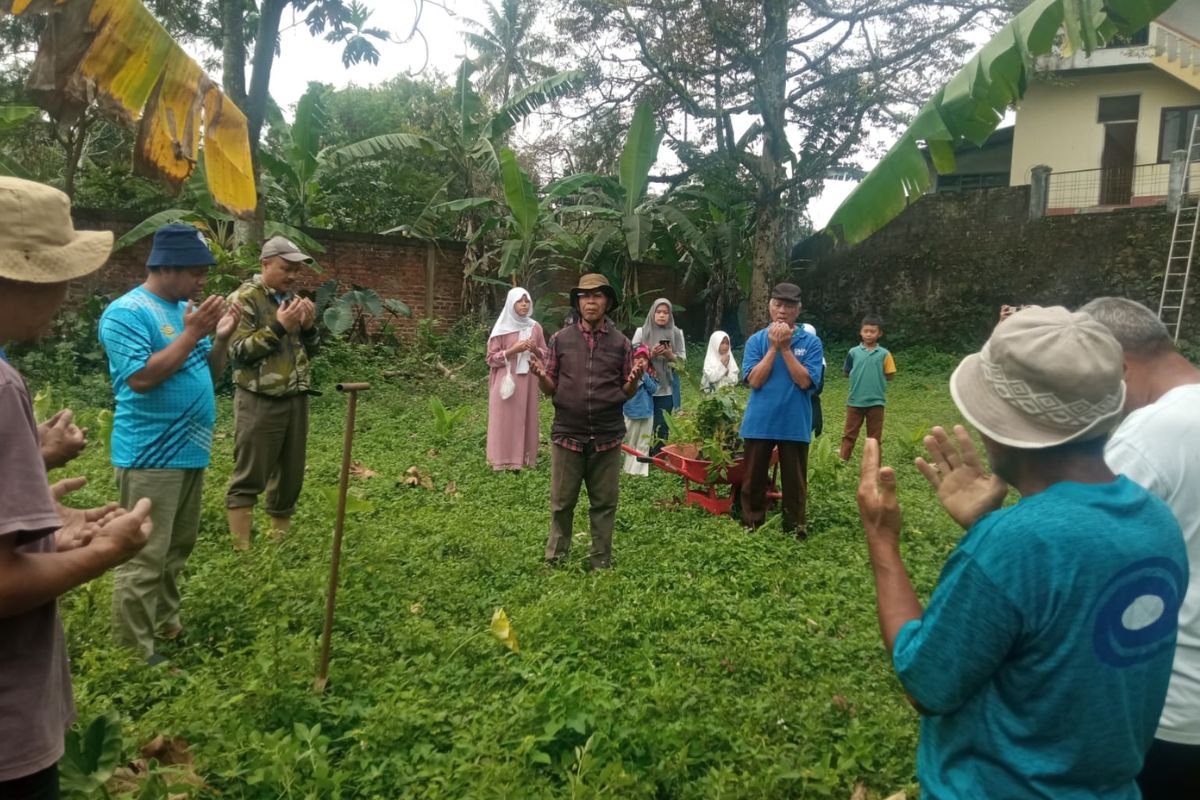Gerakan penanaman pohon oleh Jemaat Ahmadiyah Sukabumi Raya