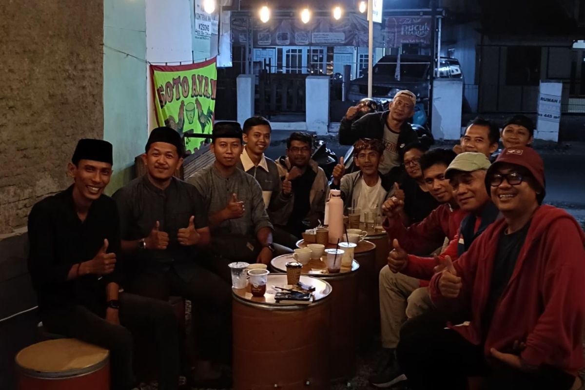 Jemaat Ahmadiyah Karawang yakni dengan berkunjung ke Koordinator Gusdurian Karawang, Rohiman,
