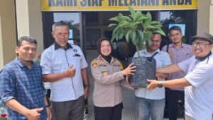 Sambut Tasyakur, Jemaat Ahmadiyah Sindangbarang Serahkan Bibit Pohon ke Kapolsek Bogor Barat