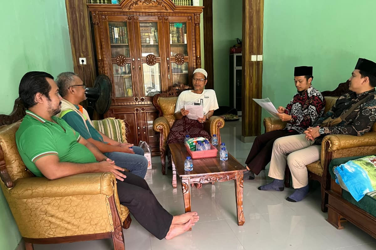 Mubaligh dan pengurus Jemaat Ahmadiyah Kalimantan Timur melakukan kunjungan silaturahmi ke kediaman Ketua Forum Kerukunan Umat Beragama (FKUB) Kota Bontang, KH. Mulkan Adzima.