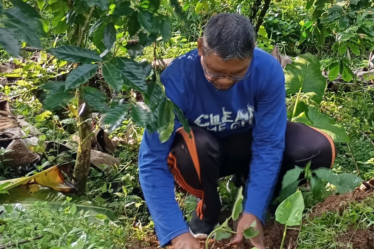 Jemaat Ahmadiyah Pagentan ikut sukseskan program penanaman 100 ribu pohon