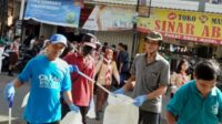 Jemaat Ahmadiyah Bogor Terlibat Giat Jumat Bersih di Jalan Suryakencana