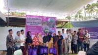 Jemaat Ahmadiyah Ikatan Saudara Laksanakan Penambalan Jalan hingga Donor Darah