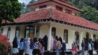 Awali Tahun Baru, Jemaat Ahmadiyah Neglasari Jaga Kebersihan Lingkungan Masjid