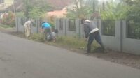Sambut Tahun 2026, Jemaat Ahmadiyah Sukapura Aksi Bersih-Bersih Lingkungan Masjid