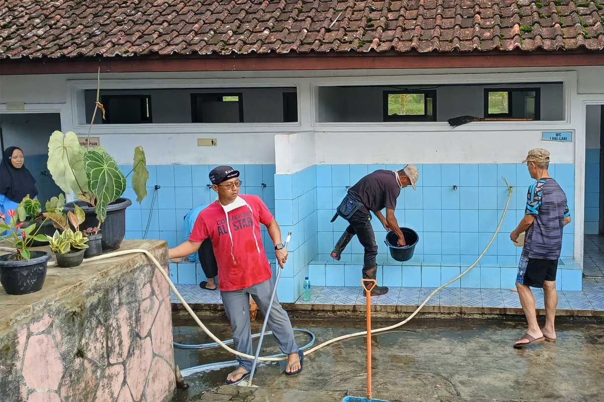 Jemaat Ahmadiyah Citeguh gelar Clean The City