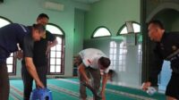 Jemaat Muslim Ahmadiyah Gandeng Satpol PP dalam Kegiatan Bersih-Bersih Masjid