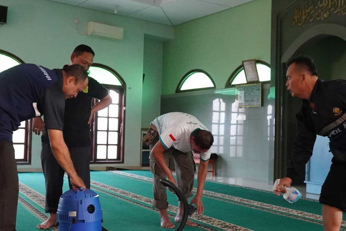 - Jemaat Muslim Ahmadiyah Cirebon menggandeng Satpol PP Kota Cirebon