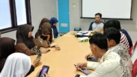 Anak-anak LKSA Hasanah Kautsar Bedah Buku Atomic Habits untuk Tingkatkan Literasi