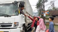 Tanamkan Kepedulian Sejak Dini, Anak-Anak Ahmadiyah Sukamaju Bagikan Takjil