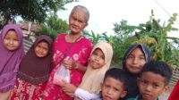 Ajarkan Kebaikan, Lajnah Imaillah Papua Ajak Anak-Anak Berbagi Takjil ke Warga