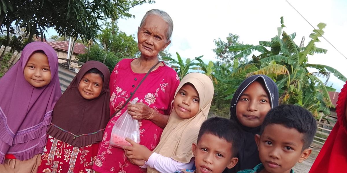 Lajnah Imaillah Papua ajarkan kebaikan ke anak-anak lewat berbagi takjil.