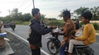 Safari Ramadhan, Jemaat Ahmadiyah Rengat Bagikan Ratusan Takjil ke Pengguna Jalan
