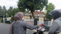 Berbagi Berkah Ramadhan, AMSAW dan Lajnah Imaillah Mataram Tebar Takjil Gratis