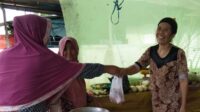 Berbagi Kebaikan di Bulan Suci, Lajnah Seruyan Distribusikan Takjil Gratis