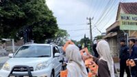 Semangat Berbagi di Ramadhan, Lajnah Imaillah Manislor Tebar Takjil ke Pemudik