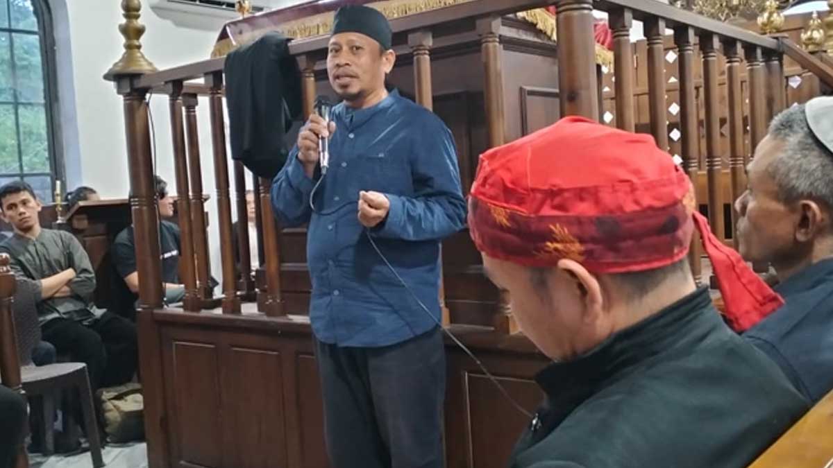 Mubaligh Jemaat Ahmadiyah pimpin doa