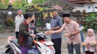 Jemaat Ahmadiyah Denpasar Berbagi Takjil Jelang Waktu Berbuka