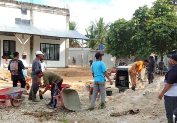 Anggota Jemaat Tanjung Medan Gotong Royong Bangun Teras Masjid Sambut Acara Penting