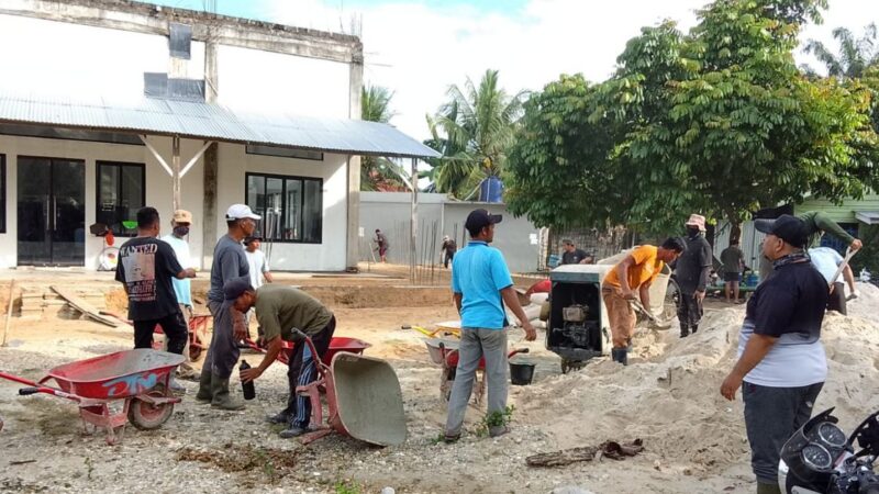 Anggota Jemaat Tanjung Medan Gotong Royong Bangun Teras Masjid Sambut Acara Penting