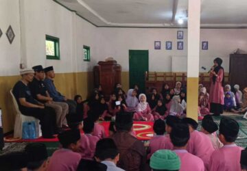 Keakraban Amir Nasional JAI dengan Anak-Anak Ahmadiyah Neglasari Cianjur