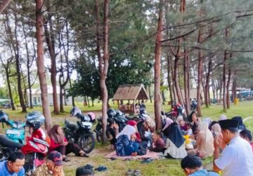 Wisata Tarbiyat di Pantai Seribu Cemara Pererat Silaturahmi Anggota Tanggul Harapan