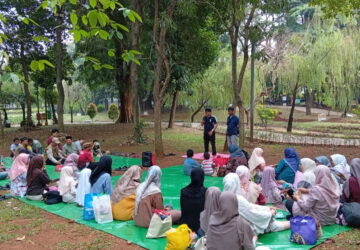 Jemaat Ahmadiyah Jakarta Barat Gelar Tarbiyat Outdoor di Taman Cattleya