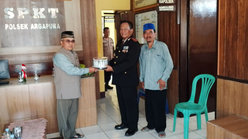 Jemaat Ahmadiyah Sadasari Jalin Silaturahmi dengan Polri pada HUT Bhayangkara ke-80