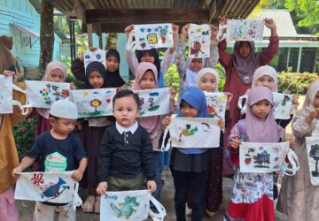 Anak-Anak Ahmadiyah Tanjung Medan Tingkatkan Kemampuan Fisik dan Kognitif Lewat Melukis