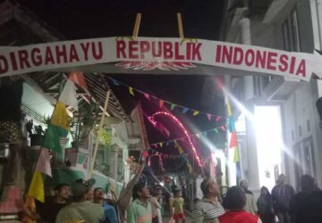 Jemaat Ahmadiyah Madukara Bersama Warga Pasang Gapura Garuda Sambut HUT RI
