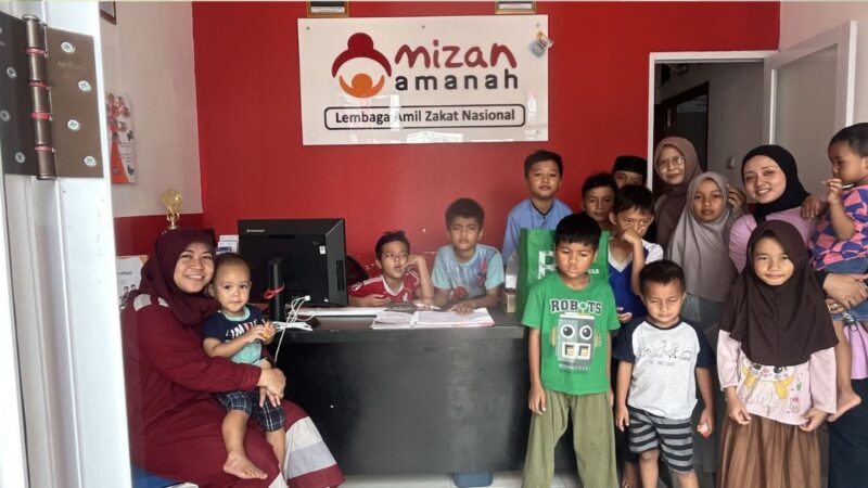 HUT ke-81 RI, Jemaat Ahmadiyah Karawang Berbagi Santunan untuk Anak Yatim