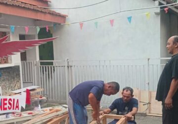 Bangun Gapura, Anggota Jemaat Ahmadiyah Madukara dan Warga Sambut HUT RI ke-81