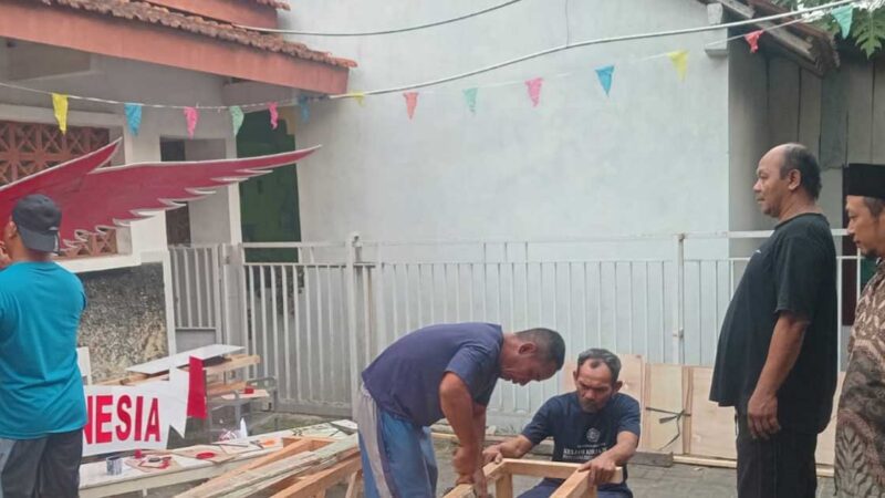 Bangun Gapura, Anggota Jemaat Ahmadiyah Madukara dan Warga Sambut HUT RI ke-81