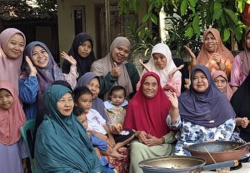 Lajnah Imaillah Karawang Pererat Silaturahmi dengan Warga Lewat Masak Bersama